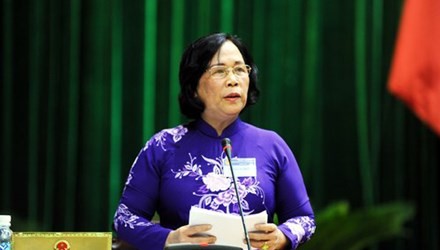 Bộ trưởng Bộ Lao động - Thương binh và Xã hội Phạm Thị Hải Chuyền báo cáo trước Quốc hội