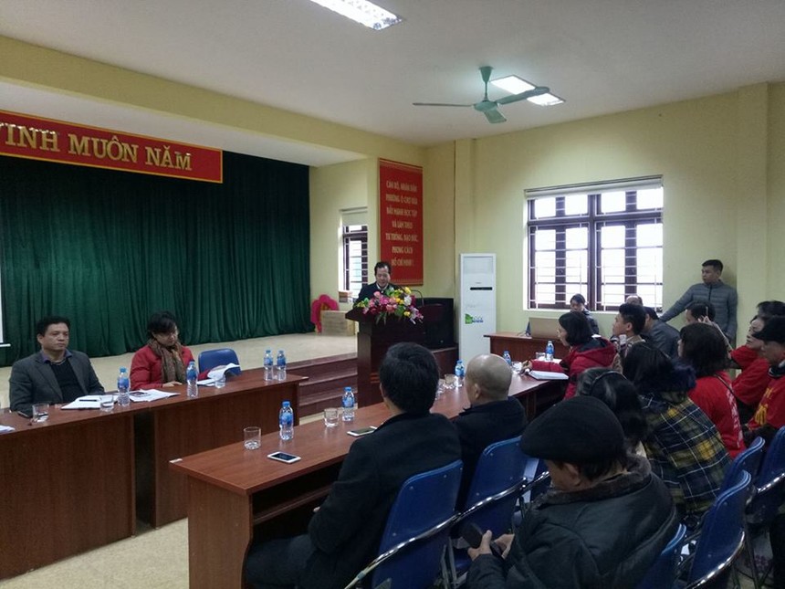 Ông Nguyễn Hoàng Giáp, Phó Chủ tịch UNND quận Đống Đa trao đổi với người dân