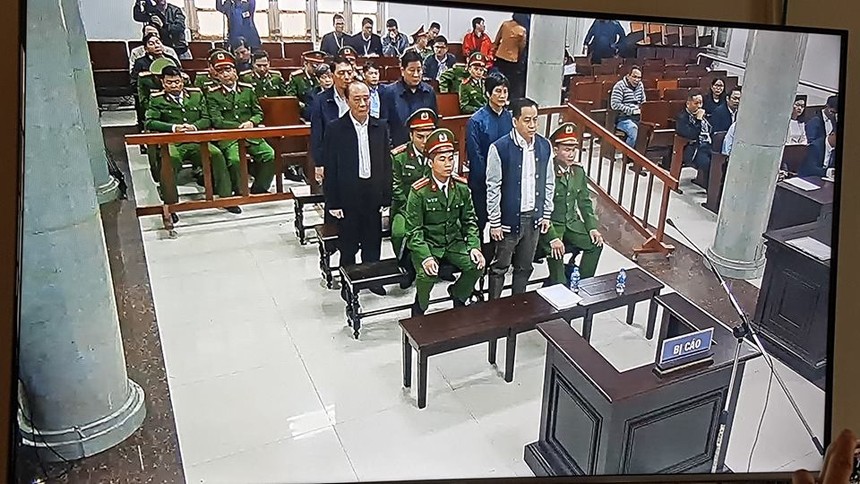 Phan Văn Anh Vũ và các bị cáo tại tòa (Ảnh chụp qua màn hình)