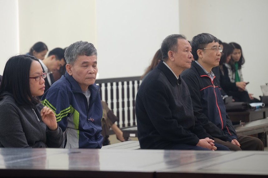 Các bị cáo tại phiên tòa phúc thẩm (Cựu Thứ trưởng Lê Bạch Hồng ngồi  bên ngoài cùng bên phải, đeo kính) 