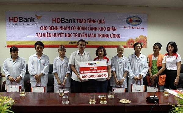 HDBank tặng 200 triệu đồng cho bệnh nhân có hoàn cảnh khó khăn tại Viện Huyết học Truyền máu Trung ương