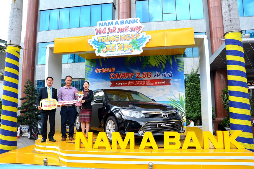 Nam A Bank trao xe toyota Camry 2.5G cho khách hàng trúng giải