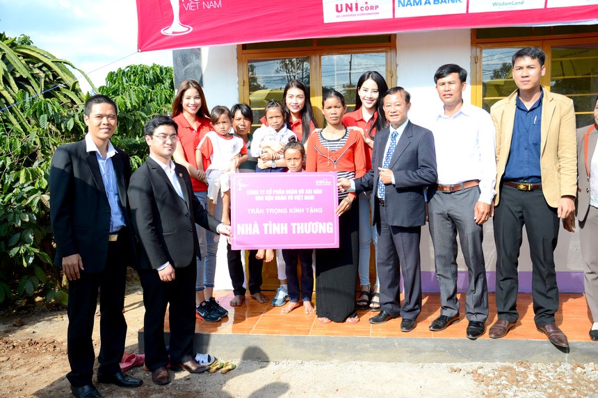 Nam A Bank cùng Tổ chức Hoa hậu Hoàn vũ Việt Nam tặng nhà cho người nghèo tại Lâm Đồng