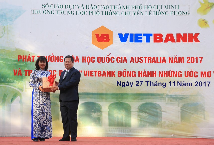 VietBank trao tặng 30 suất học bổng cho học sinh Trường THPT Chuyên Lê Hồng Phong 