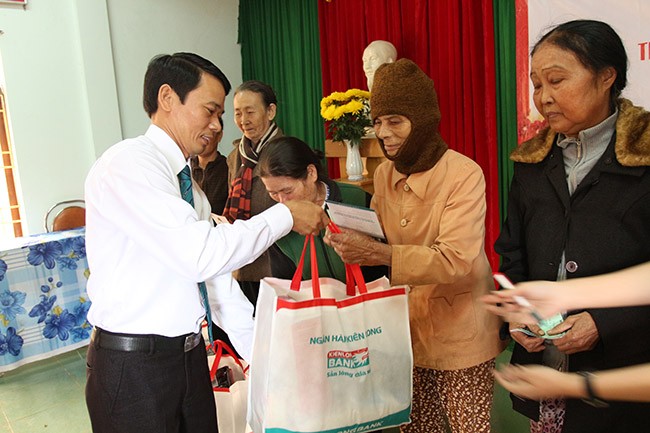 Kienlongbank trao 7.450 phần quà Tết cho bà con nghèo tại 117 địa phương