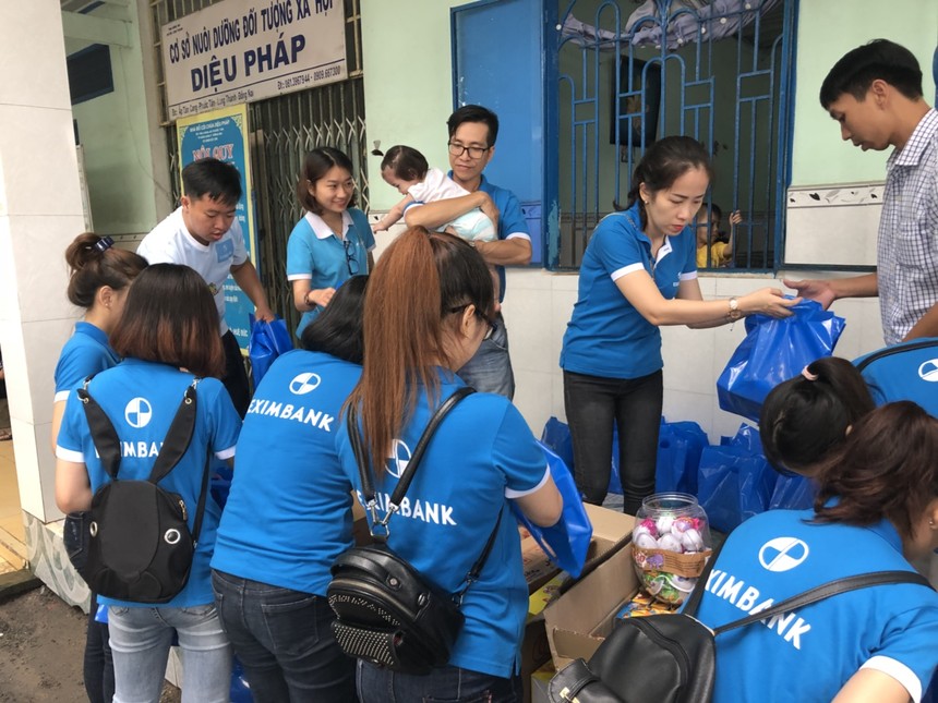 Eximbank trao quà cho trẻ em mồ côi tại Đồng Nai