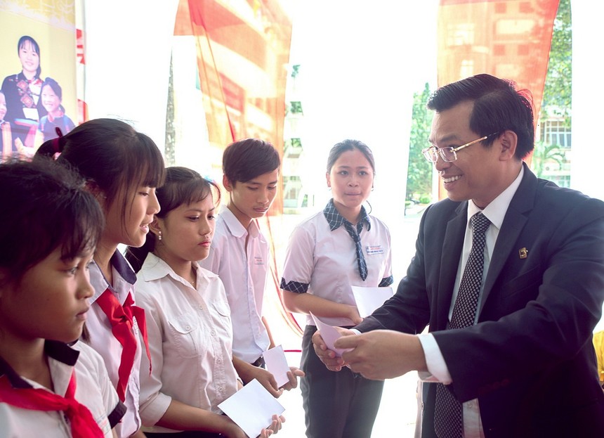 Nam A Bank trao học bổng cho sinh viên dân tộc thiểu số tại Đồng Nai