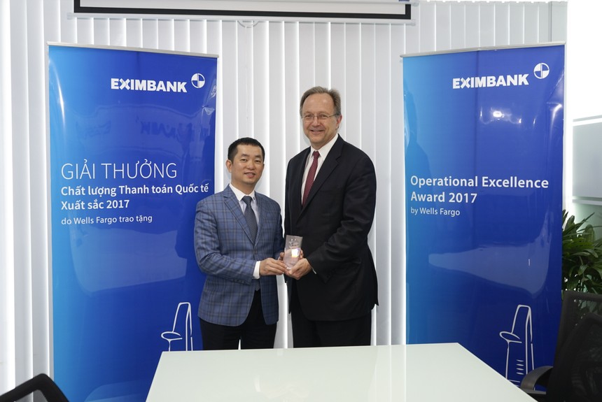 
Ông Nguyễn Hướng Minh - Phó Tổng Giám đốc Eximbank đã tiếp nhận giải thưởng này từ ông Charles Kohler - Phó Tổng Giám đốc Dịch vụ thanh toán toàn cầu của Ngân hàng Wells Fargo.