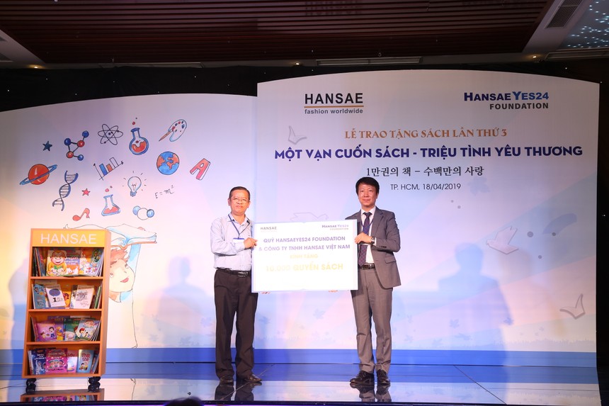 Hansae Việt Nam tặng 1 vạn cuốn sách cho các trường tiểu học tại TP.HCM