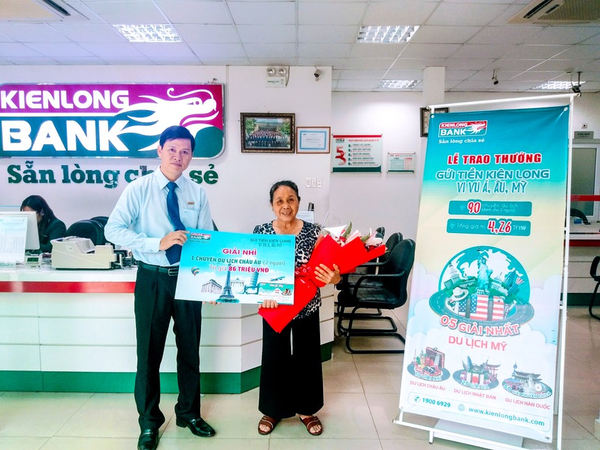 Kienlongbank trao thưởng cho 90 khách hàng gửi tiết kiệm trúng thưởng 