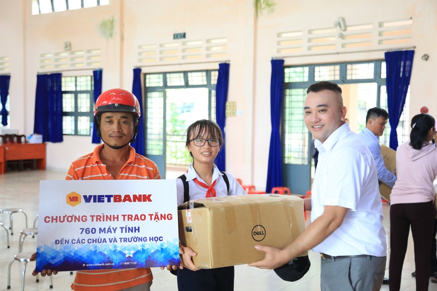 Ông Nguyễn Nguyên Hoàng – Phó giám đốc Trung tâm Marketing Vietbank trao máy tính đến các trường học tại huyện Cần Giờ.