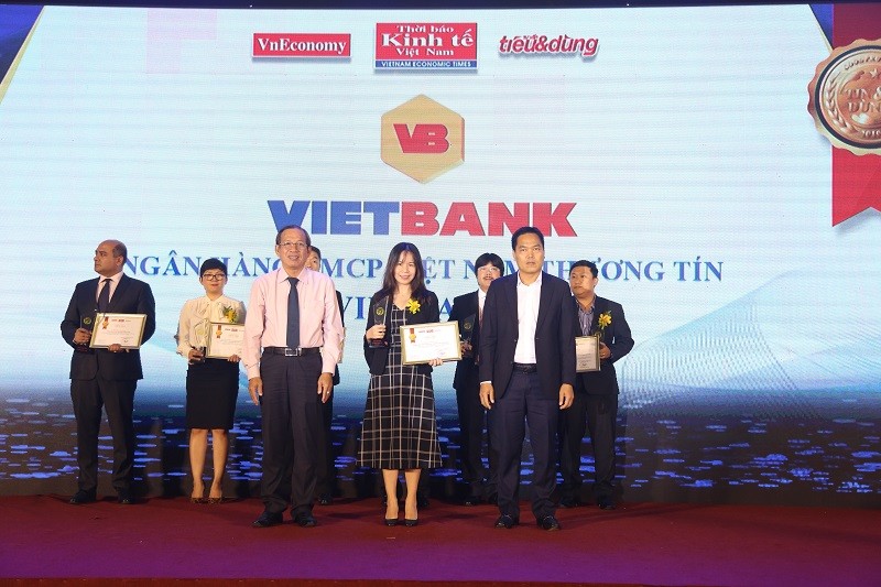Bà Nguyễn Thị Thùy Dương, Phó giám đốc Khối Hỗ trợ Kinh doanh kiêm Giám đốc Trung tâm Marketing Vietbank đại diện ngân hàng nhận giải Top 100 Sản phẩm/Dịch vụ Tin và Dùng 2019