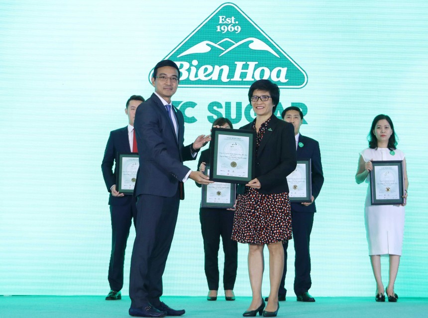 Bà Dương Thị Tô Châu - Phó tổng giám đốc TTC Sugar nhận giải