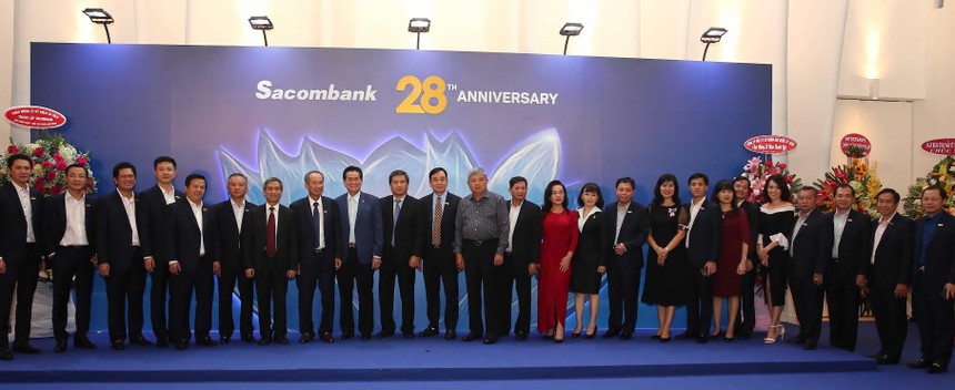 Ông Đặng Văn Thành chụp ảnh với lãnh đạo Sacombank và quan khách tại lễ kỷ niệm. 