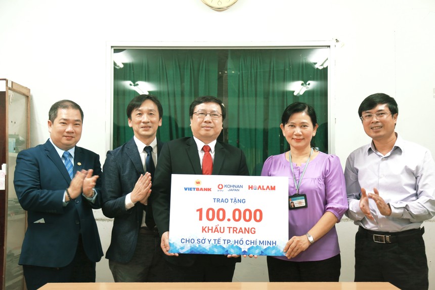 Vietbank, Hoa Lâm và Kohnan đến từ Nhật Bản tài trợ 100.000 khẩu trang cho Sở Y tế TP.HCM