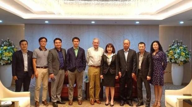 Ông Richard Toman - Chủ tịch của Asia Fresh Division thuộc Dole Asia Holding PTE. LTD., (thứ 5 từ trái sang) và bà Huỳnh Bích Ngọc - Chủ tịch HĐQT TTC Sugar (thứ 4 từ phải sang) cùng các lãnh đạo cấp cao của 2 Công ty trong một cuộc họp tại văn phòng của TTC Suga