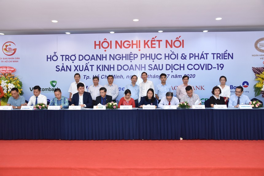 Ông Lê Bá Quyết (thứ hai từ trái qua) – Đại diện Eximbank ký kết hỗ trợ khách hàng tại hội nghị