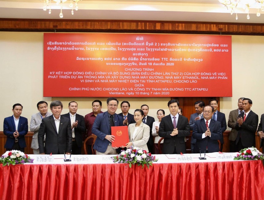 Bà KhamChanh - Thứ trưởng Bộ Kế hoạch và Đầu tư nước CHDCND Lào và ông Nguyễn Minh Tín - Đại diện TTCA đã tiến hành ký kết về việc TTCA chính thức được tô nhượng thêm 3.127 ha đất