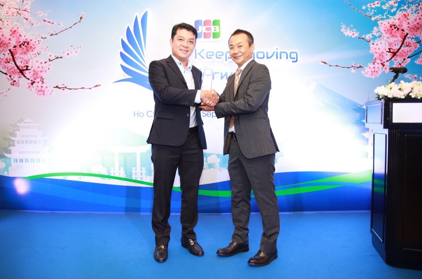 Ông Nguyễn Hoàng - Giám đốc Trung Tâm Thẻ Eximbank (bên trái) nhận giải thưởng từ Ông Shukuin Kazuma - Giám đốc Quốc gia JCB Việt Nam.