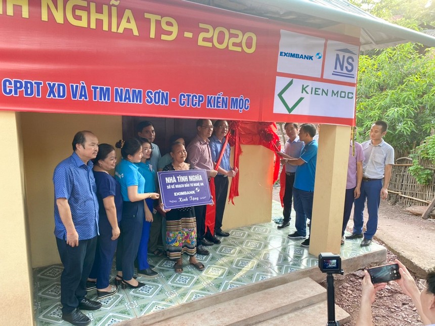 Đại diện Eximbank cùng Sở Kế hoạch Đầu tư tỉnh Nghệ An trao tặng “Nhà tình nghĩa” cho cụ Lương Thị Thuận
