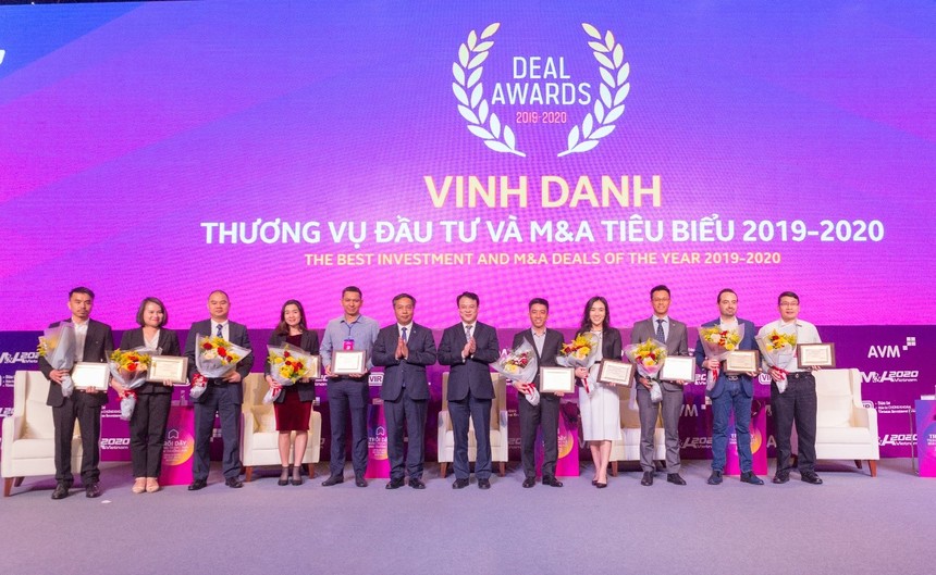 Bà Trịnh Thị Mai Anh, Thành viên HĐQT OCB (thứ 4 từ trái qua) nhận vinh danh Top 10 thương vụ đầu tư và M&A tiêu biểu 2019 - 2020