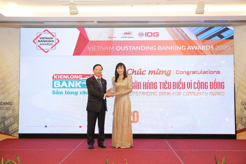 Bà Trần Tuấn Anh – Thành viên HĐQT, Tổng giám đốc Kienlongbank nhận giải thưởng “Ngân hàng tiêu biểu vì cộng đồng”