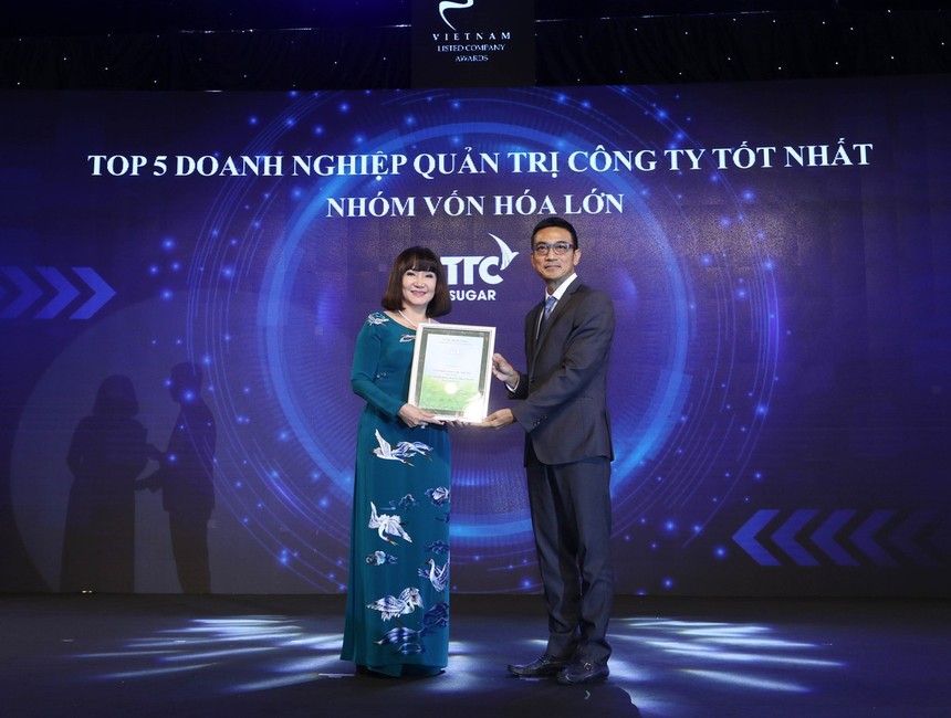 Bà Huỳnh Bích Ngọc – Chủ tịch HĐQT SBT nhận giải Top 5 Doanh nghiệp QTCT tốt nhất nhóm vốn hóa lớn