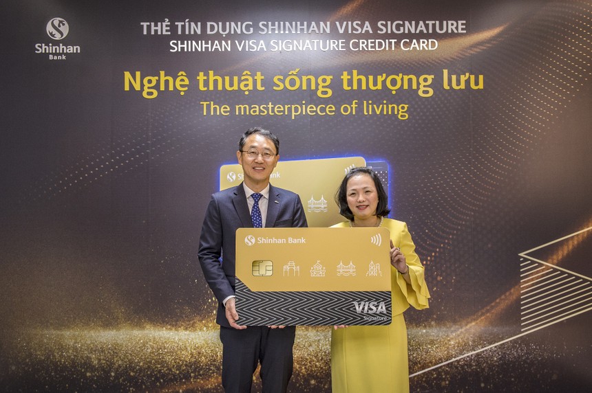 Ông Shin Dong Min- Tổng giám đốc Ngân hàng Shinhan Việt Nam và bà Đặng Tuyết Dung- Giám đốc quốc gia của VISA tại Việt Nam và Lào tại lễ ra mắt thẻ tín dụng Visa Signature