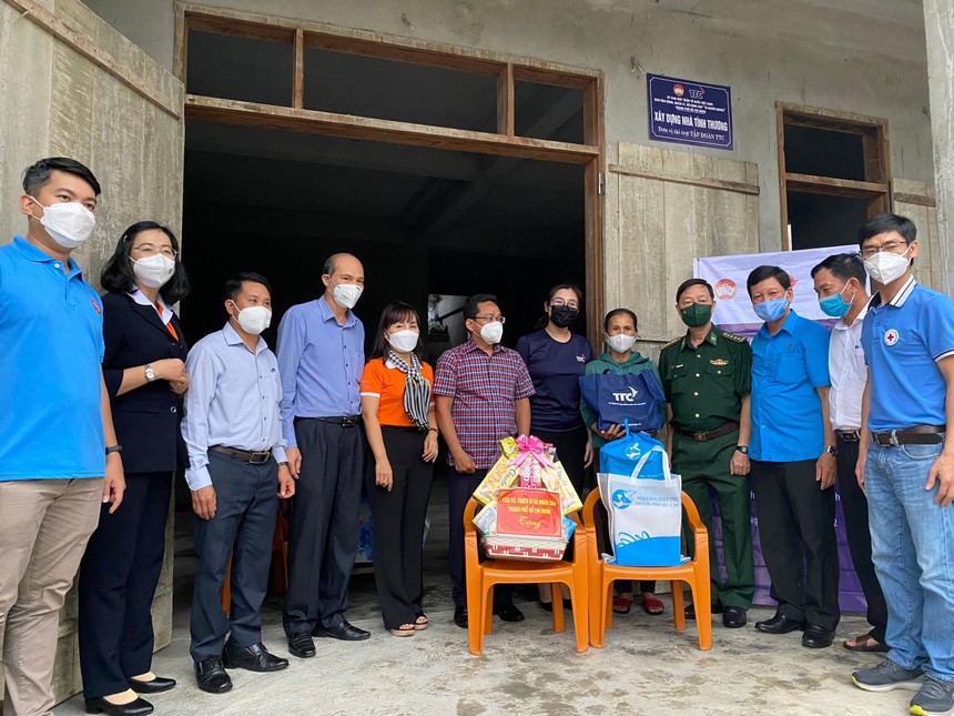 Hộ ông Nguyễn Thiện và hộ bà Trần Thị Giang là 2 hộ nghèo của tỉnh Quảng Bình trong số 10 hộ được hỗ trợ xây dựng nhà tình thương đợt này