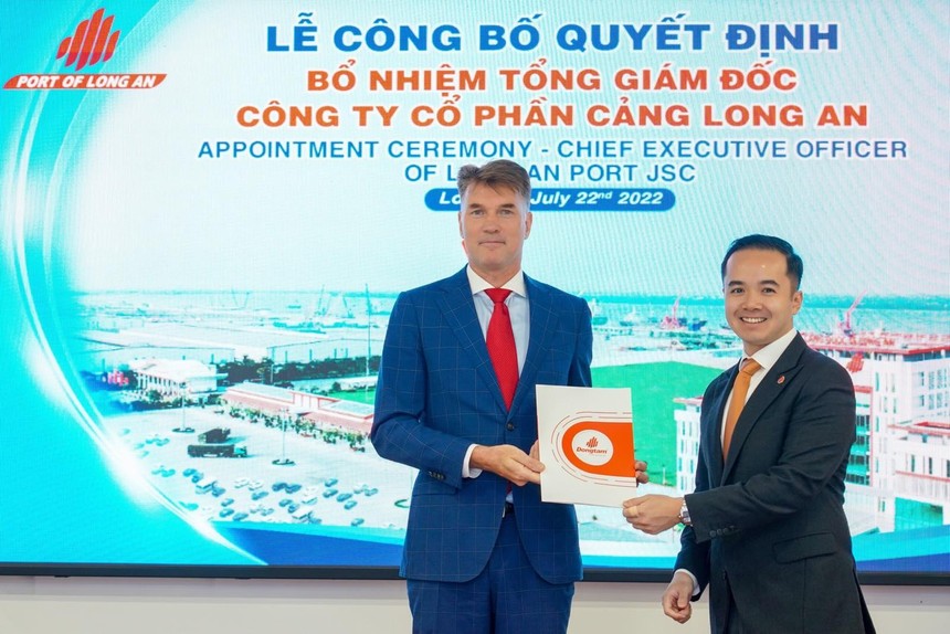 Ông Võ Quốc Huy (phải), Chủ tịch HĐQT Công ty cổ phần Cảng Long An trao quyết định bổ nhiệm vị trí Tổng giám đốc cho ông Peter Hendrik Slootweg, từ ngày 22/7/2022