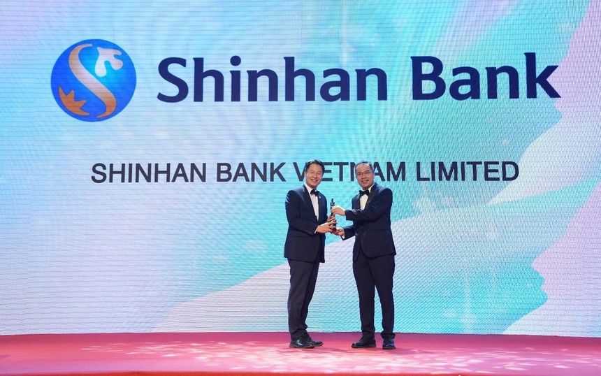 Ông Lee Jong Hyuck (bên trái) – Phó tổng giám đốc Ngân hàng Shinhan Việt Nam tại buổi lễ trao giải “Nơi làm việc tốt nhất châu Á 2022”