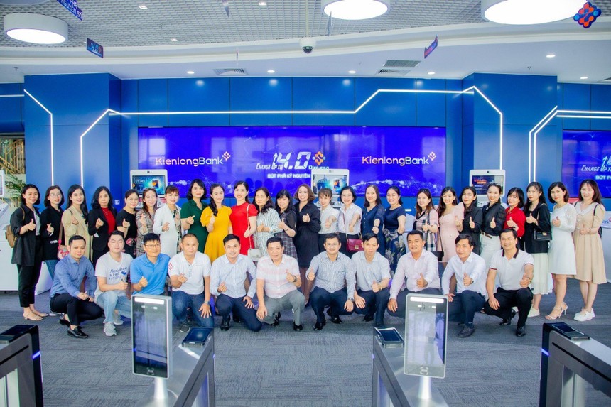 KienlongBank thường xuyên tổ chức các buổi tham quan nội bộ để CBNV các chi nhánh, PGD có thể hiểu hơn về các sản phẩm/dịch vụ Ngân hàng đang cung cấp