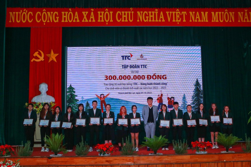 Tập đoàn TTC đã trao học bổng “TTC - Nâng bước thành công” cho 30 sinh viên của Trường Đại học Yersin Đà Lạt với tổng giá trị 300 triệu đồng