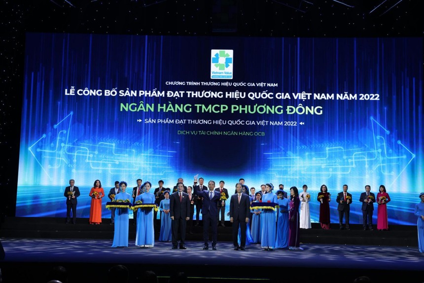 Ông Bùi Thành Trung – Phó tổng giám đốc đại diện ngân hàng nhận cúp biểu trưng “Thương hiệu Quốc gia Việt Nam 2022”