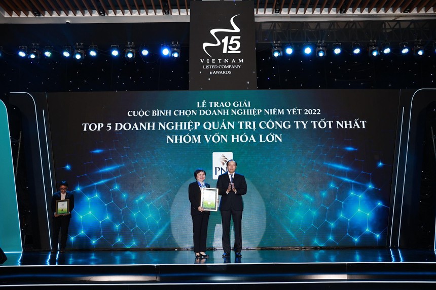Bà Cao Thị Ngọc Dung – Chủ tịch HĐQT PNJ nhận giải thưởng Top 5 Doanh nghiệp quản trị công ty tốt nhất – Nhóm vốn hóa lớn