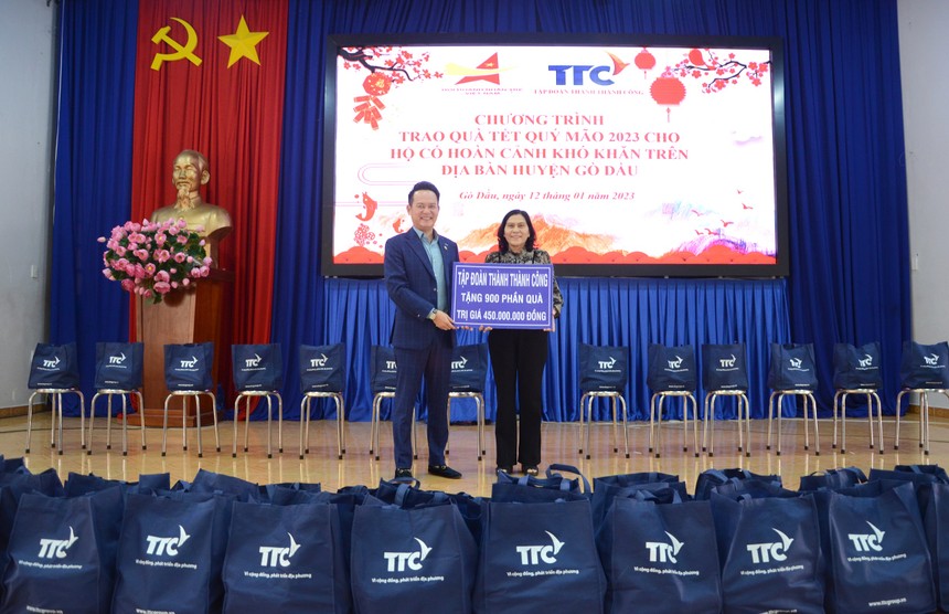 Ông Đặng Hồng Anh, Chủ tịch Hội Doanh nhân trẻ Việt Nam, Phó Chủ tịch Tập đoàn TTC trao tặng bảng biểu trưng tài trợ