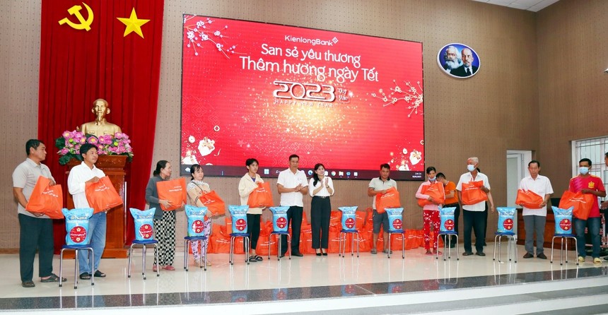 KienlongBank trao tặng quà Tết “San sẻ yêu thương – Thêm hương ngày Tết” cho bà con có hoàn cảnh khó khăn tại Kiên Giang