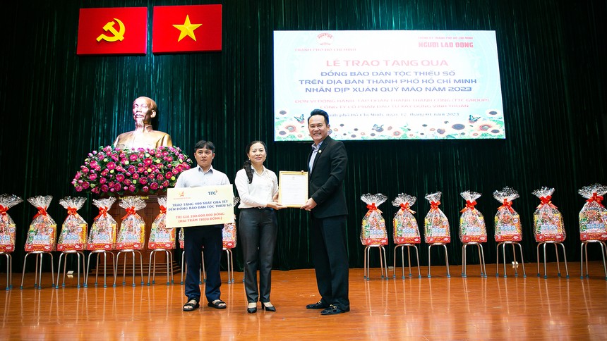 Ông Đặng Hồng Anh, Chủ tịch Hội Doanh nhân trẻ Việt Nam, Phó Chủ tịch Tập đoàn TTC trao tặng bảng biểu trưng tài trợ
