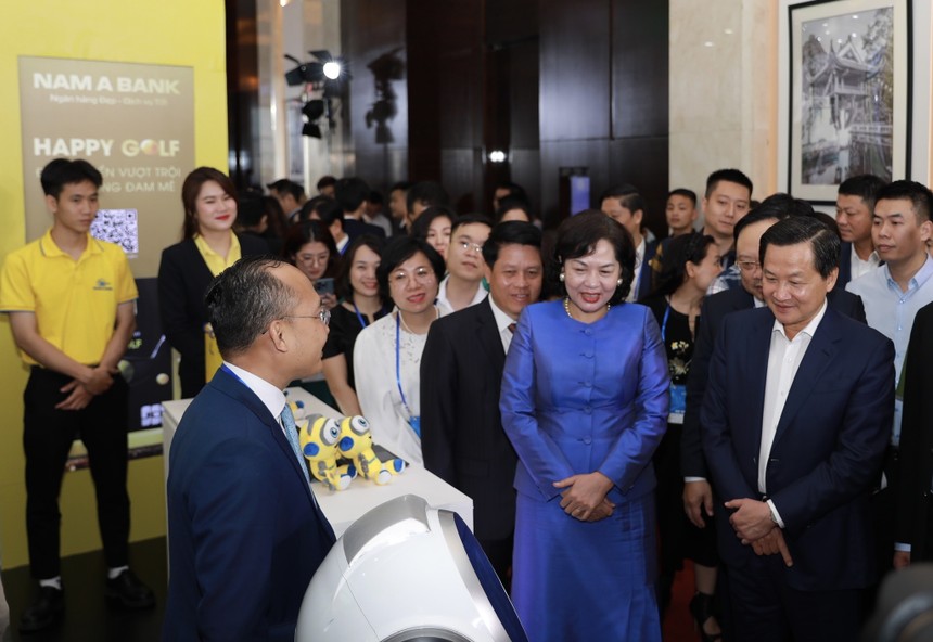 Phó Thủ tướng Chính phủ Lê Minh Khái và Thống đốc NHNN Nguyễn Thị Hồng cùng đoàn đại biểu tham quan hệ sinh thái Ngân hàng số Nam A Bank