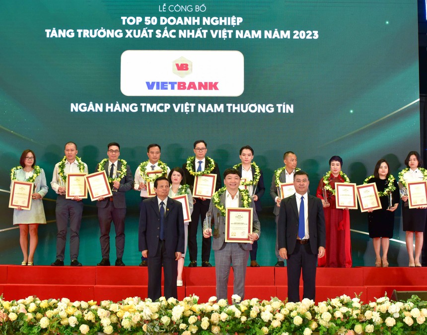 Ông Nguyễn Tiến Sỹ - Phó Tổng Giám đốc, đại diện Vietbank nhận danh hiệu Top 50 Doanh nghiệp tăng trưởng xuất sắc nhất Việt Nam 2023.