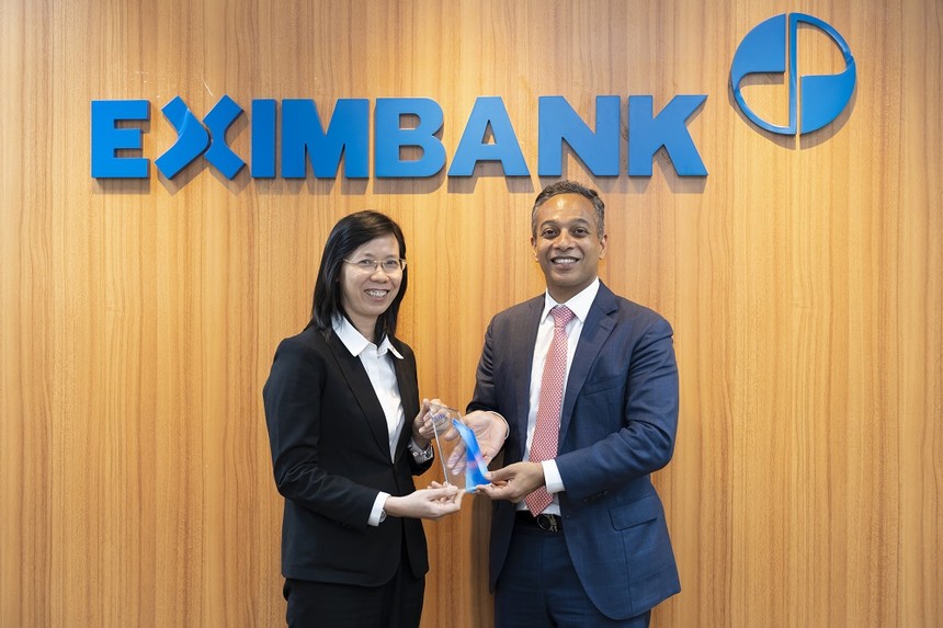 Bà Nguyễn Thị Hồng Phúc - Phó giám đốc phụ trách Khối Vận Hành Eximbank tiếp nhận giải thưởng này từ ông Aashish Misha, Giám đốc điều hành của Citi.