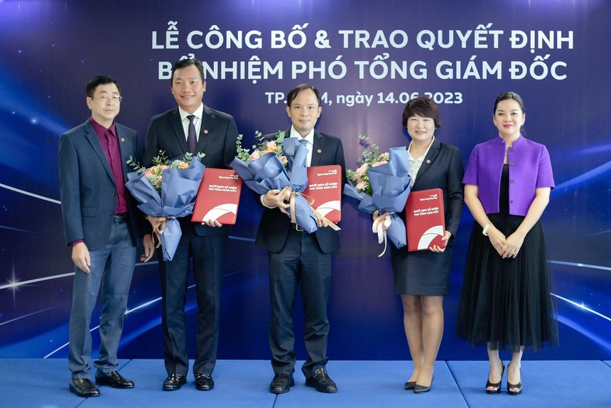 Ông Lê Anh Tài (Chủ tịch HĐQT) và bà Nguyễn Thanh Phượng (Phó Chủ tịch HĐQT) trao quyết định bổ nhiệm đến 3 Phó tổng giám đốc