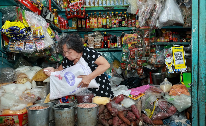 Quầy hàng đồ khô tại chợ Tân Định – TP.HCM được trang bị mã QR để người mua dễ dàng thanh toán.