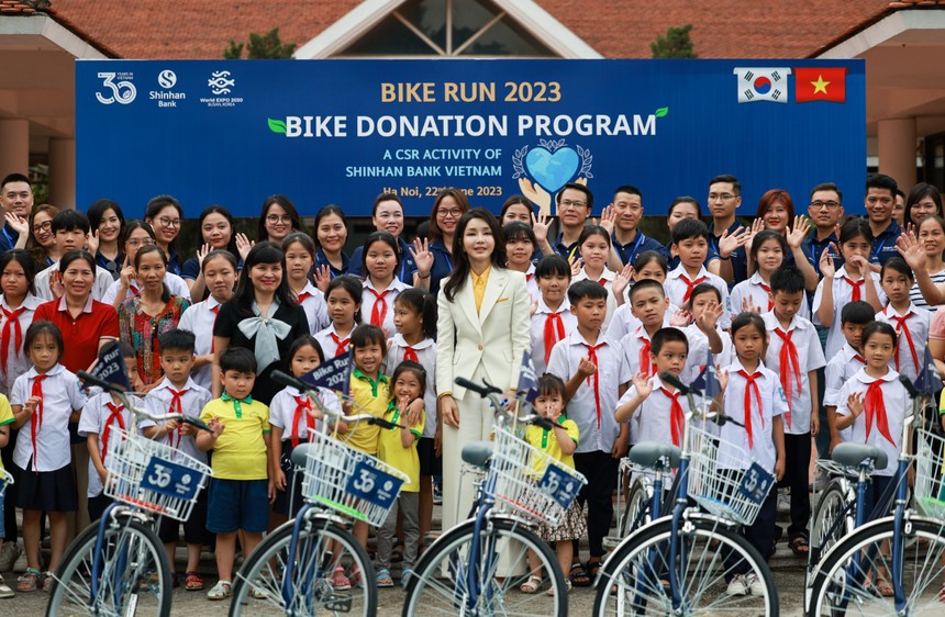 Đệ nhất phu nhân Hàn Quốc Kim Keon Hee dự sự kiện trao tặng xe đạp cho trẻ em tại Làng trẻ em SOS.