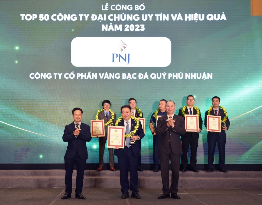 Ông Lê Trí Thông - Phó chủ tịch HĐQT kiêm Tổng giám đốc PNJ - đại diện PNJ nhận chứng nhận và kỉ niệm chương Top 50 Công ty Đại chúng uy tín và hiệu quả năm 2023