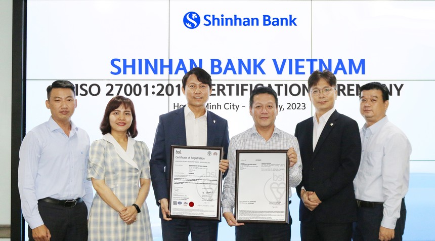 Ngân hàng Shinhan Việt Nam nhận chứng chỉ ISO 27001:2013 về an toàn thông tin từ viện tiêu chuẩn Anh
