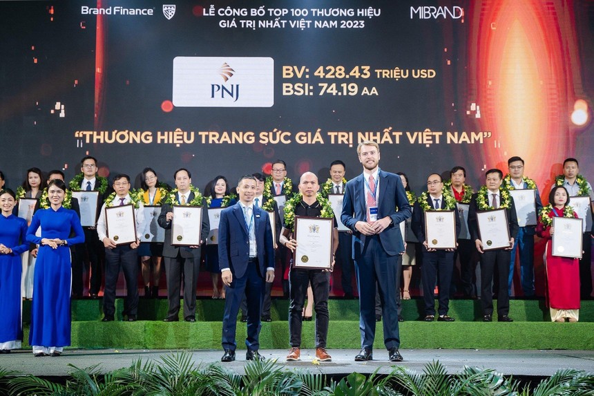 Ông Nguyễn Khoa Hồng Thành - Giám đốc Cao Cấp PNJ (ở giữa) đại diện PNJ nhận chứng nhận từ Ban tổ chức (Ảnh: Việt Hùng)
