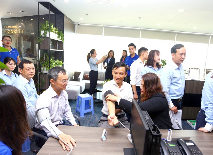 Ông Đào Hồng Châu – Phó tổng giám đốc của Eximbank (bên trái) đang kiểm tra sức khỏe trước khi tham gia hiến máu cùng CBNV của ngân hàng.