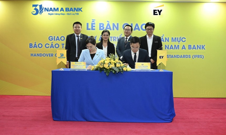 Đại diện Nam A Bank và EY Việt Nam ký kết bàn giao Giao phẩm Dự án Triển khai chuẩn mực báo cáo tài chính quốc tế IFRS