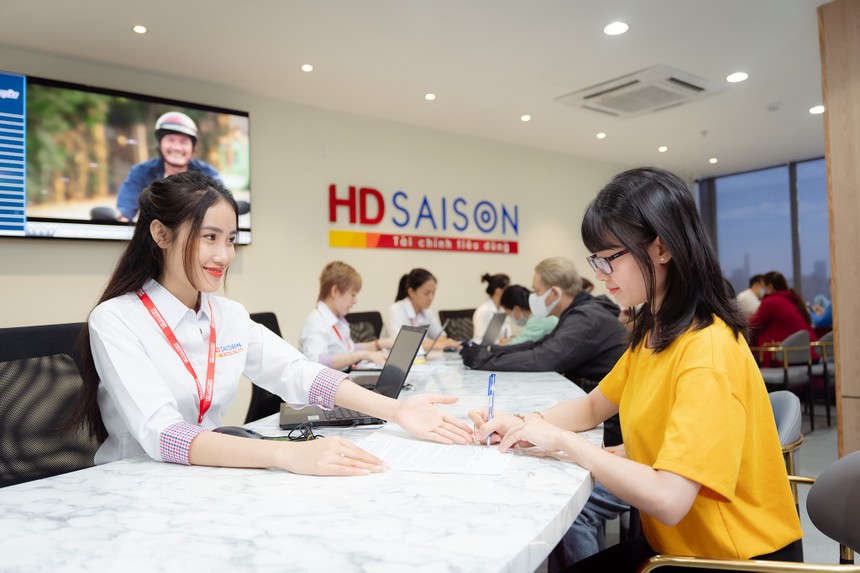 Đại diện HD SAISON nhận giải thưởng TOP 50 Doanh nghiệp lợi nhuận xuất sắc Việt Nam